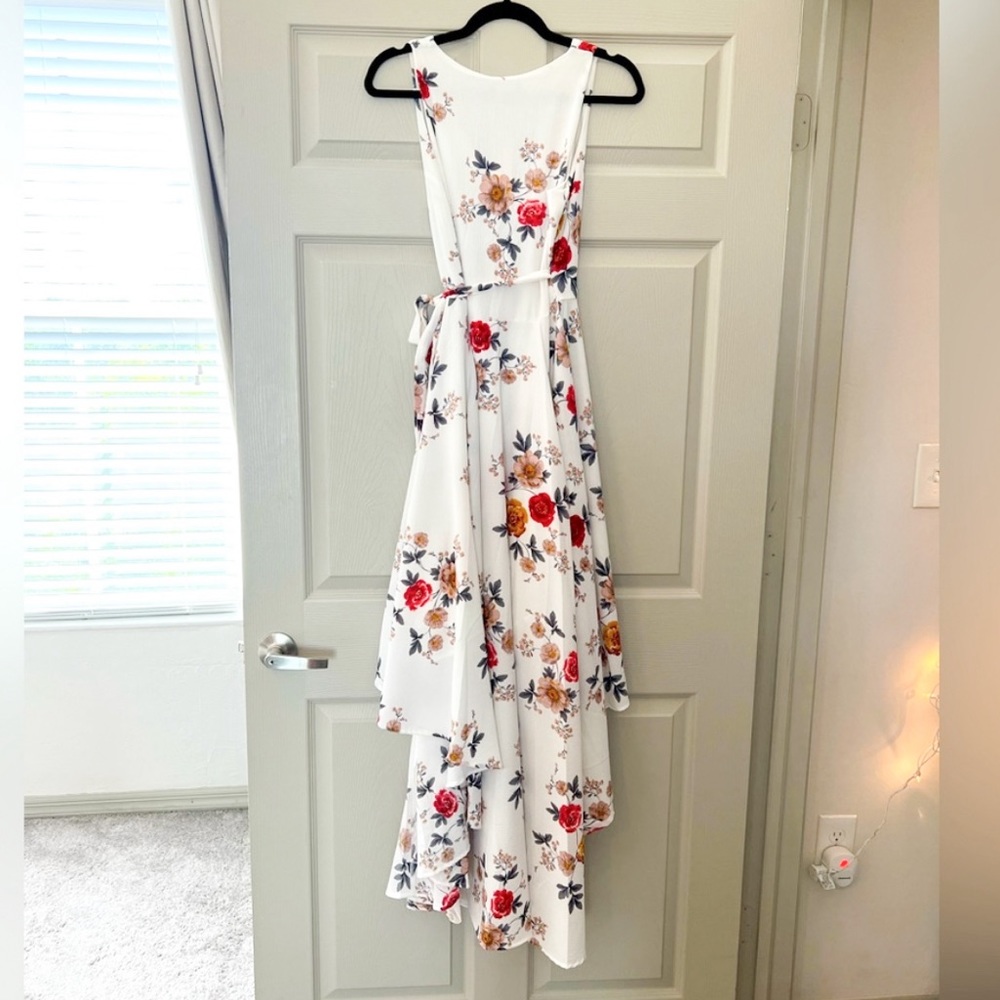 NWT SHOWPO OCEAN AVENUE DRESS IN WHITE
FLORAL, SIZE LARGE - Picture 4 of 12